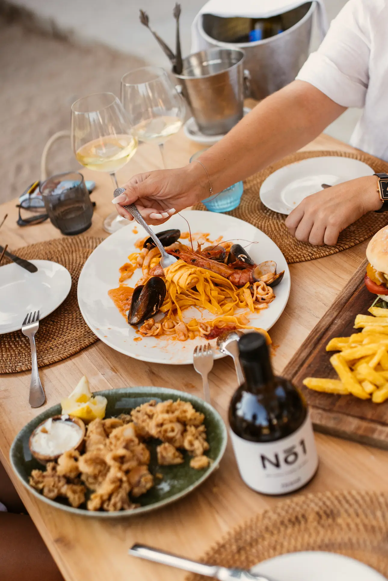 Gericht aus der mediterranen Speisekarte von Elements Ibiza